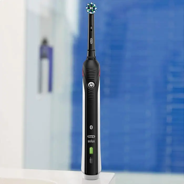 Dlhá štíhla rukoväť Oral-B Smart 4500 sa dobre drží