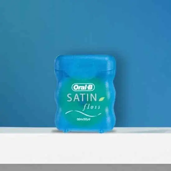 V čom je zubná niť Oral-B Satin floss Mint špeciálna